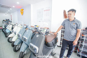 Người Hà Nội nườm nượp đi xem xe điện sau tin cấm xe xăng