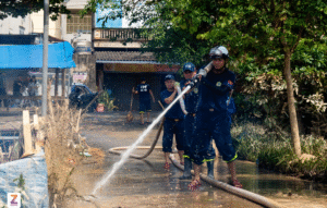 Hàng trăm chiến sĩ Công an Hà Nội lội bùn giúp dân sau trận lũ